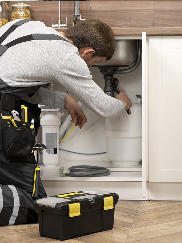 service-maintenance-worker-repairing (2)